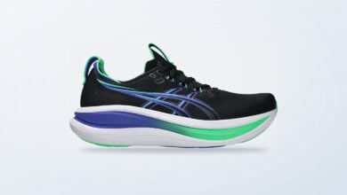 Scarpa da running ASICS GEL-NIMBUS 28 nera su fondo chiaro