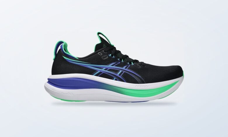 Scarpa da running ASICS GEL-NIMBUS 28 nera su fondo chiaro