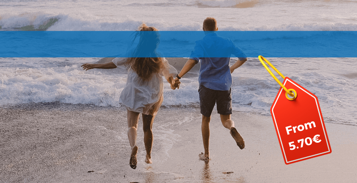 Pareja corriendo en una playa