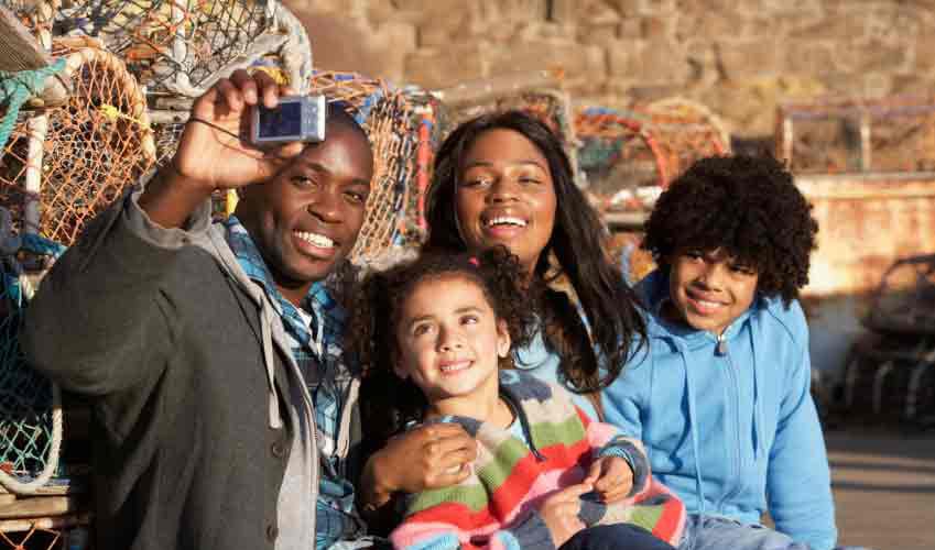 Familia haciéndose un selfie durante un viaje