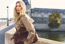 Scène complète du lookbook Gerard Darel avec silhouette mode en extérieur