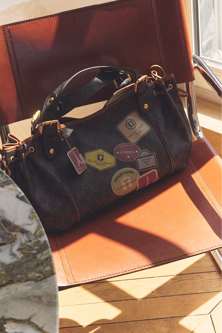 Silhouette de campagne Gerard Darel avec accessoire de maroquinerie