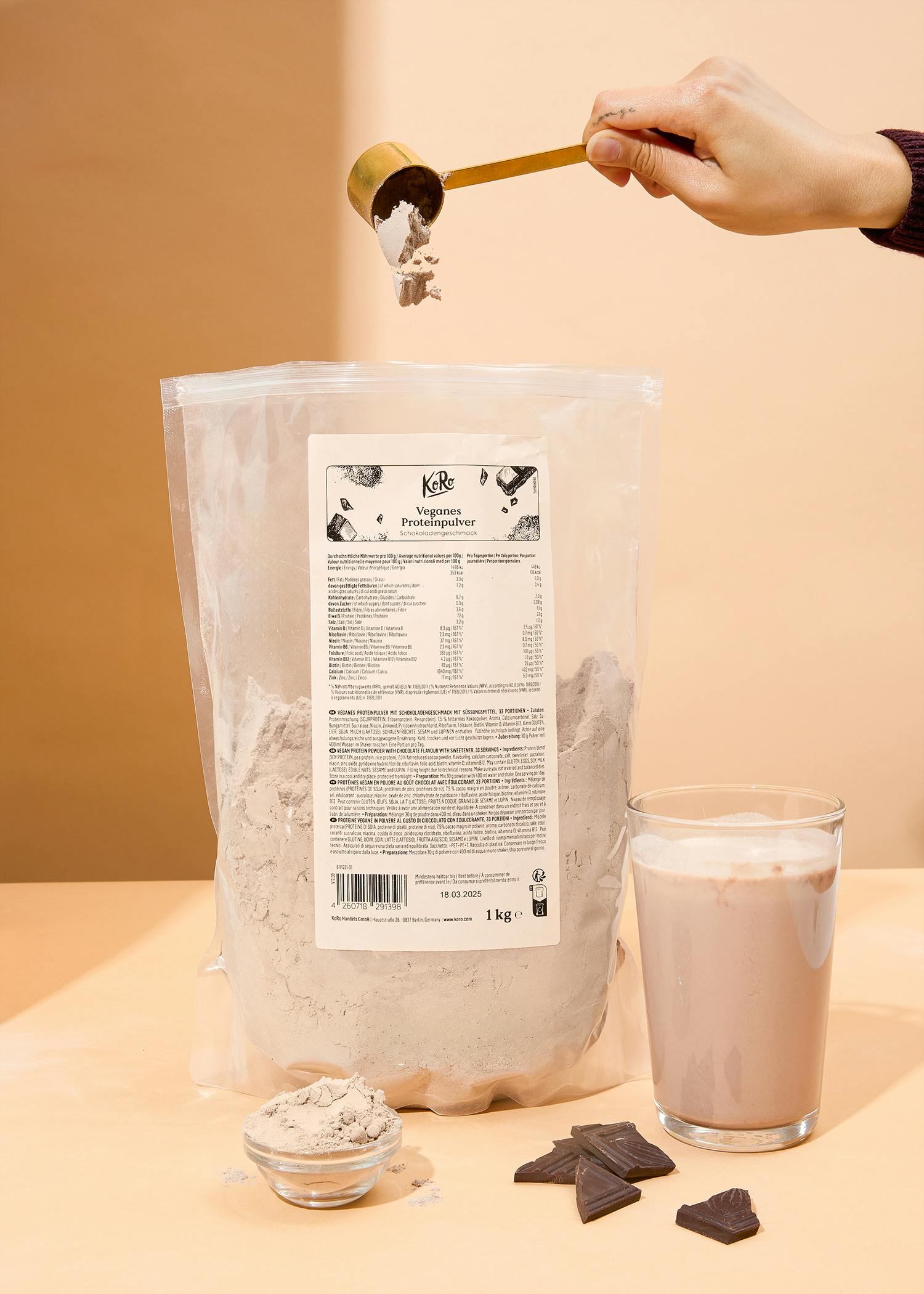 Löffel mit Schokoladen-Proteinpulver von Korodrogerie über dem Beutel