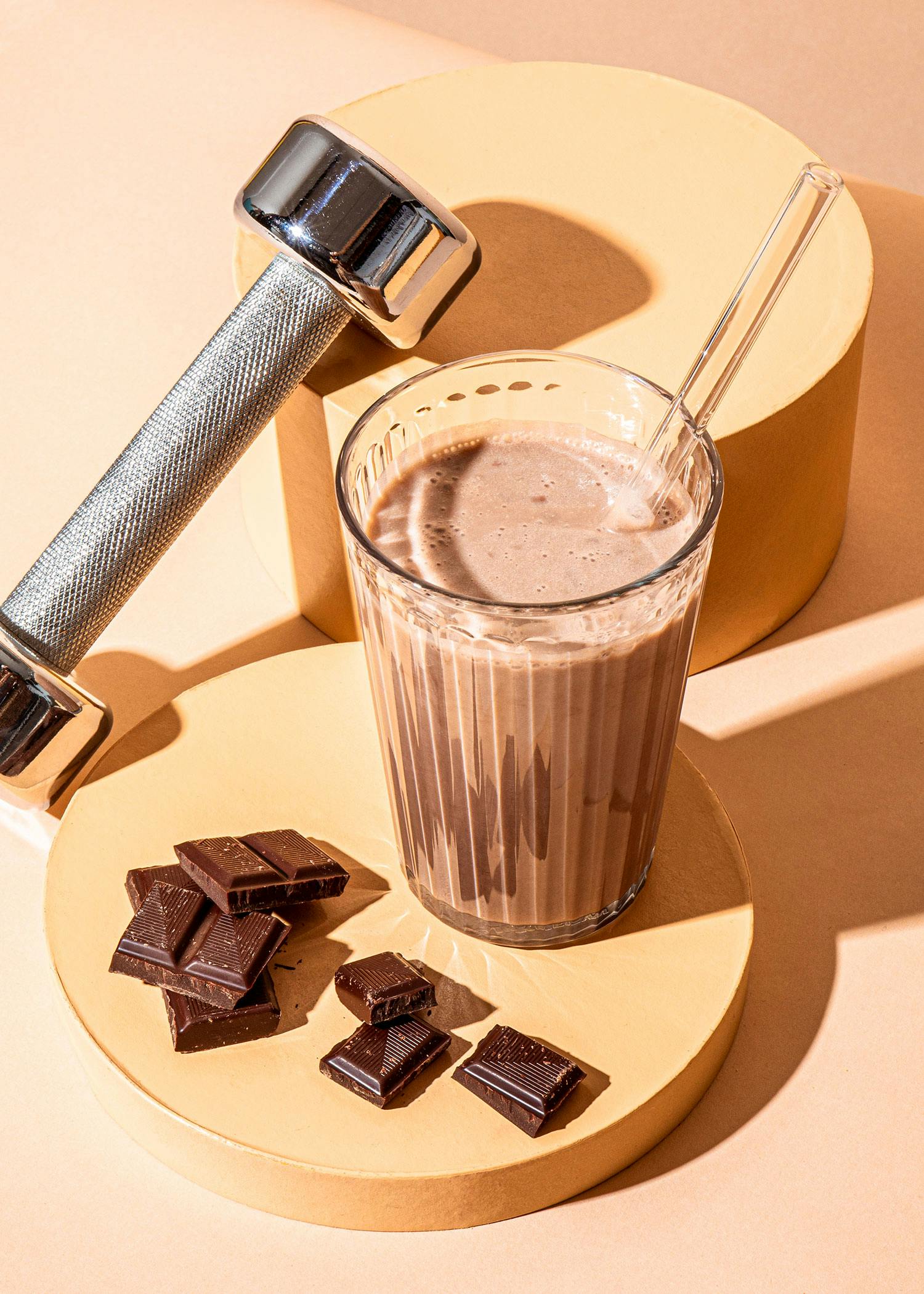 Schokoladen-Proteinshake von Korodrogerie in einem Glas aus der Draufsicht