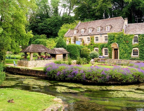 A village scene from a Cotswolds guided tour