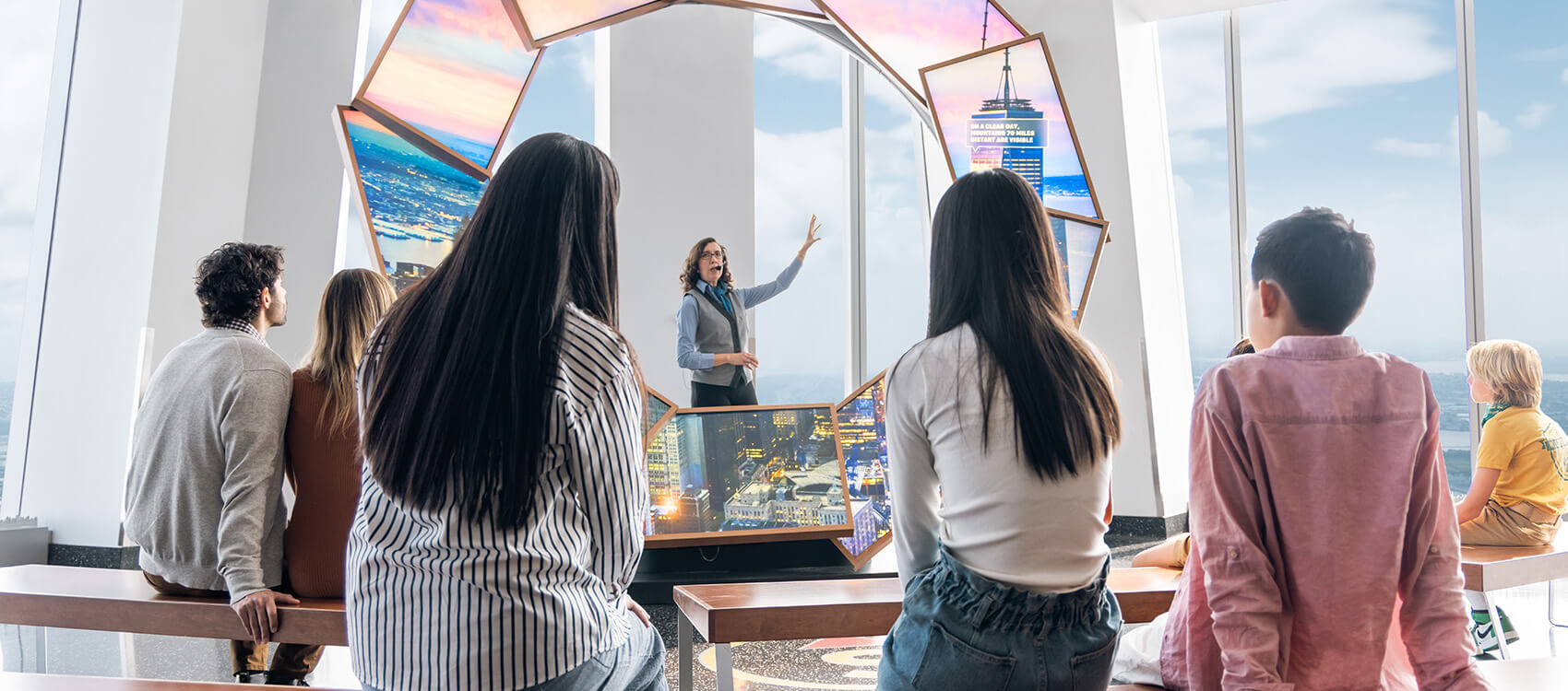 Visiteurs découvrant une expérience immersive à One World Observatory