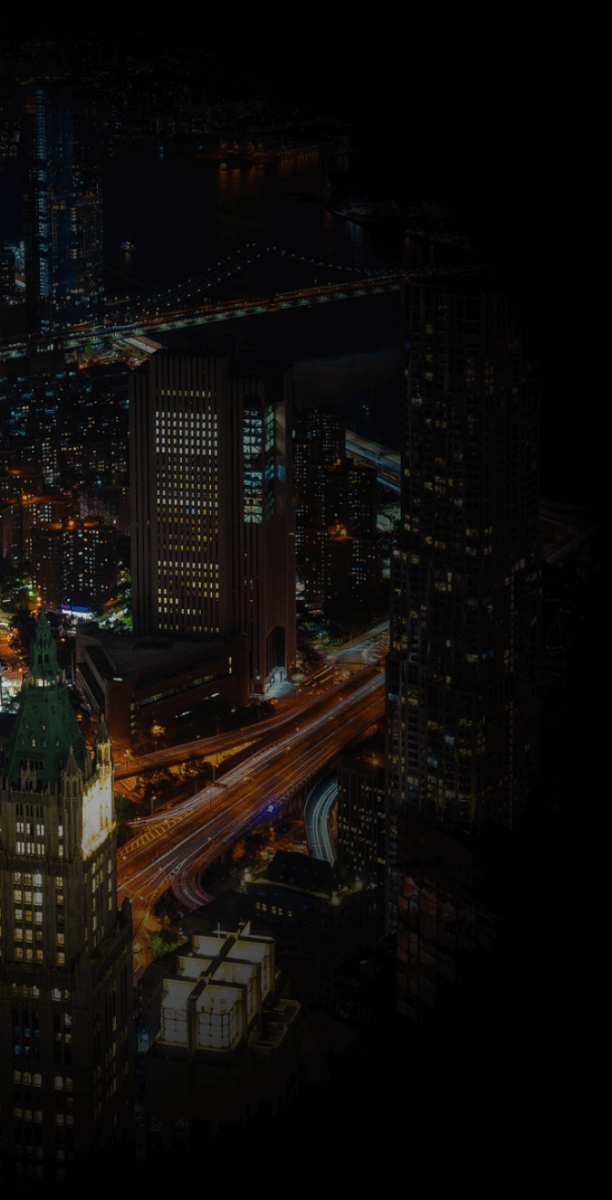 Vue nocturne de Manhattan et du pont de Brooklyn depuis One World Observatory