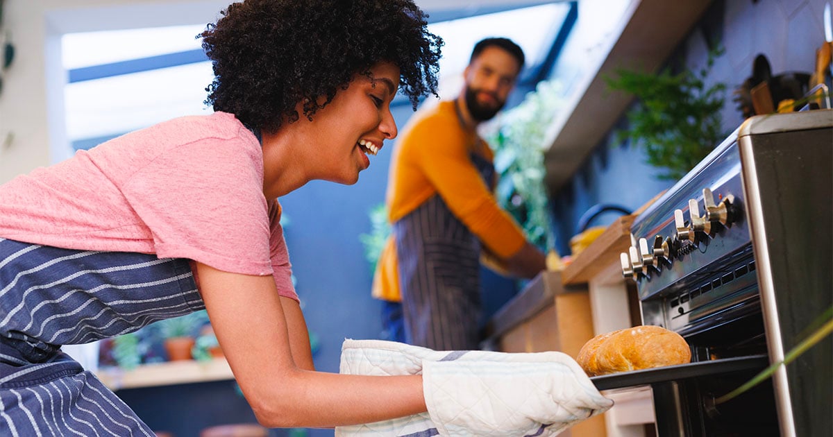 Persona che usa un forno in cucina