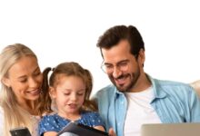 Famiglia che usa la connessione internet in casa