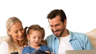 Famiglia che usa la connessione internet in casa