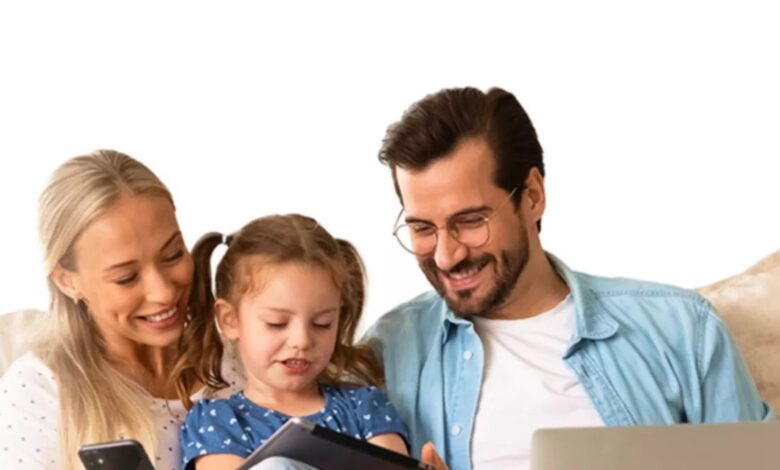 Famiglia che usa la connessione internet in casa