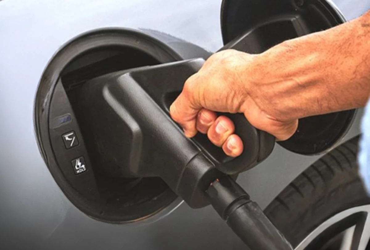 Persona che ricarica un'auto elettrica
