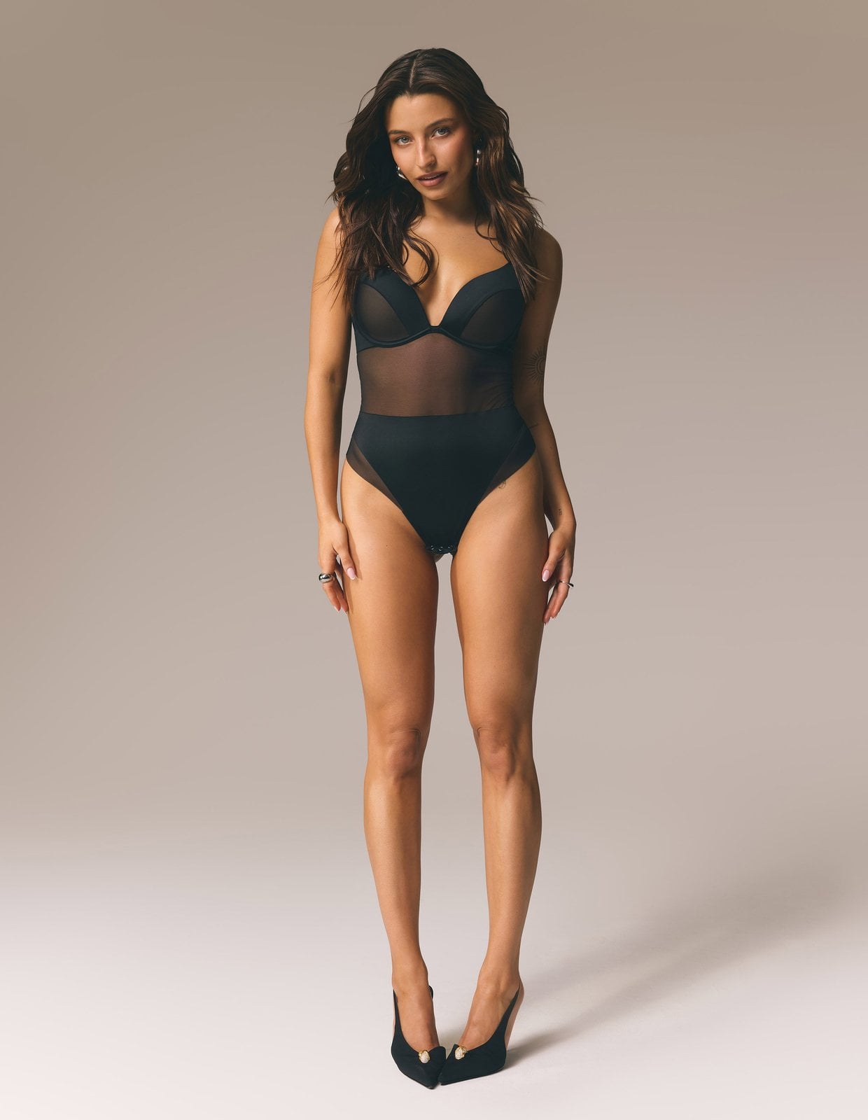 Modelka w czarnym body SEDUCE Esotiq