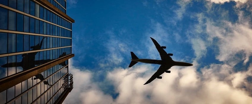 Avión sobre un edificio urbano