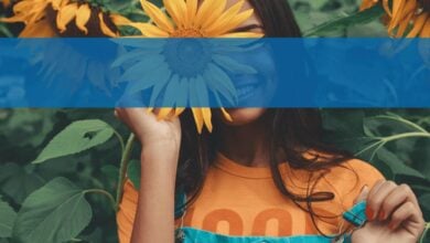 Mujer sosteniendo un girasol al aire libre