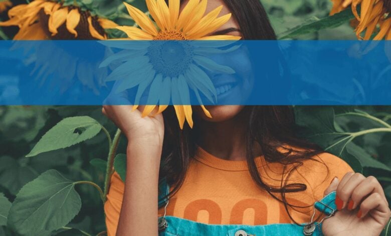 Mujer sosteniendo un girasol al aire libre