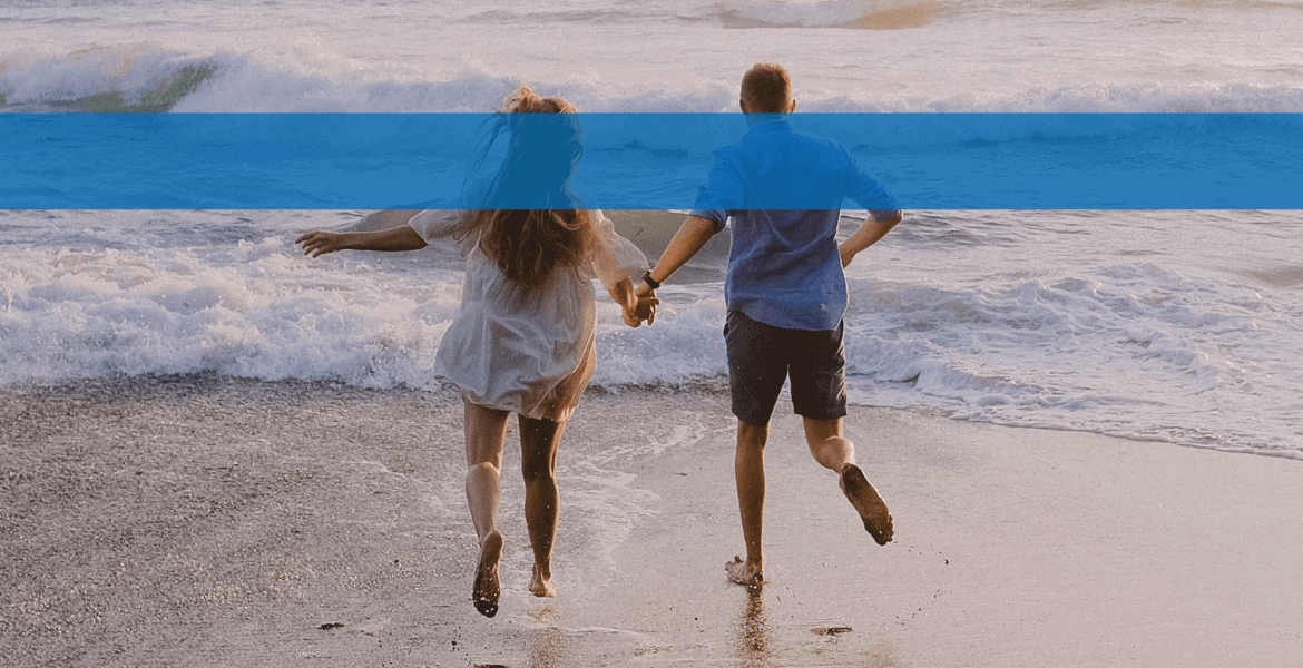 Pareja corriendo en una playa