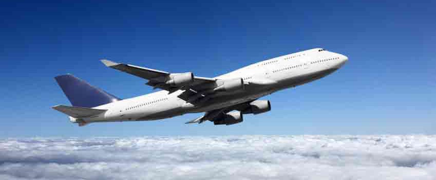 Avión volando sobre las nubes