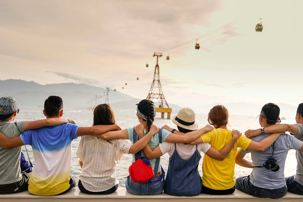 Personas viajando juntas al aire libre