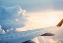 Ala de un avión sobre las nubes