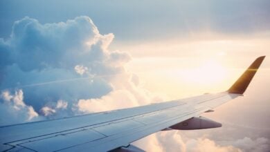 Ala de un avión sobre las nubes