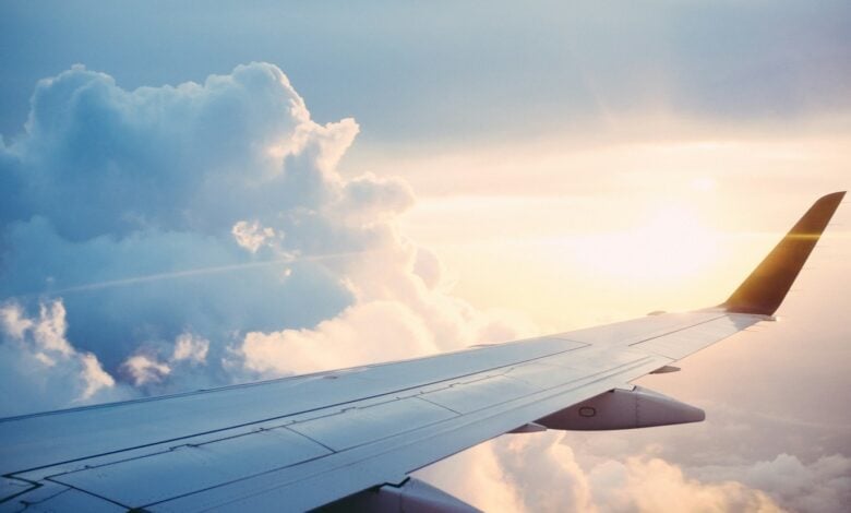 Ala de un avión sobre las nubes