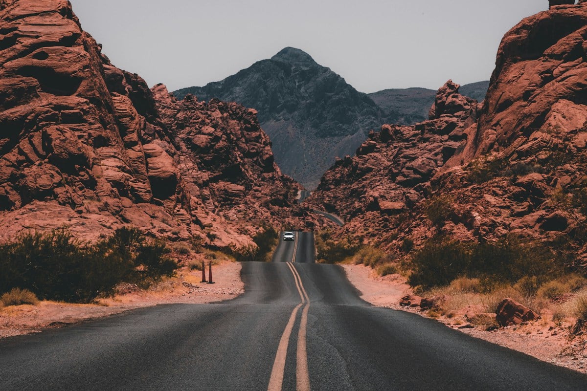 Carretera desértica entre formaciones rocosas