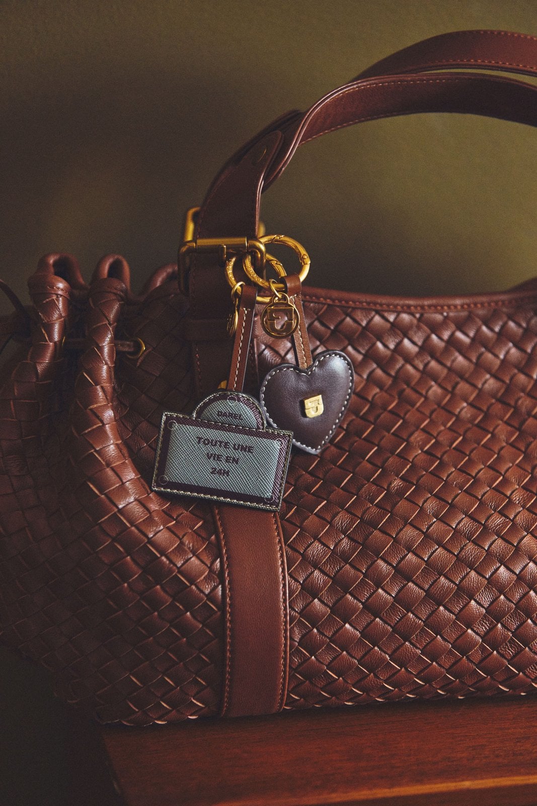 Sac à main tressé en cuir marron de la collection Gerard Darel