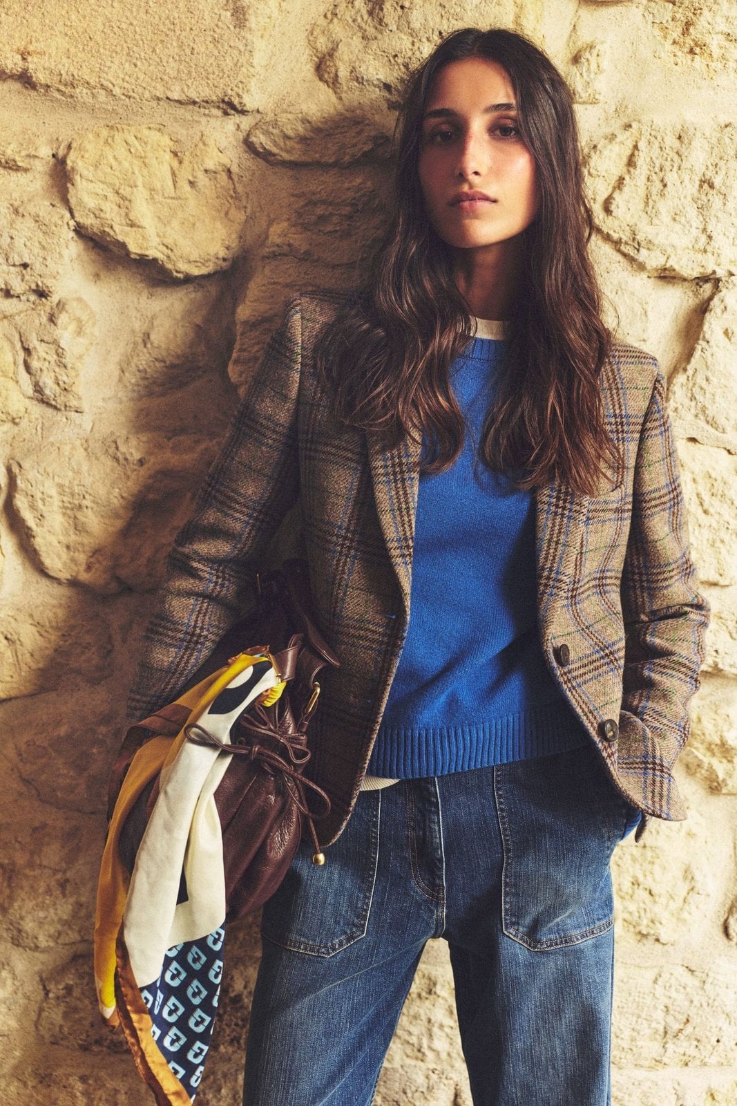 Femme portant une veste à carreaux dans la collection saisonnière Gerard Darel