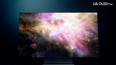 Pantalla LG OLED Flex instalada en una habitación