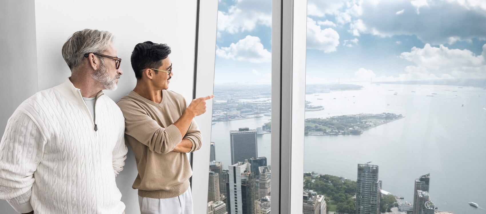 Visiteurs admirant la vue sur New York depuis un observatoire