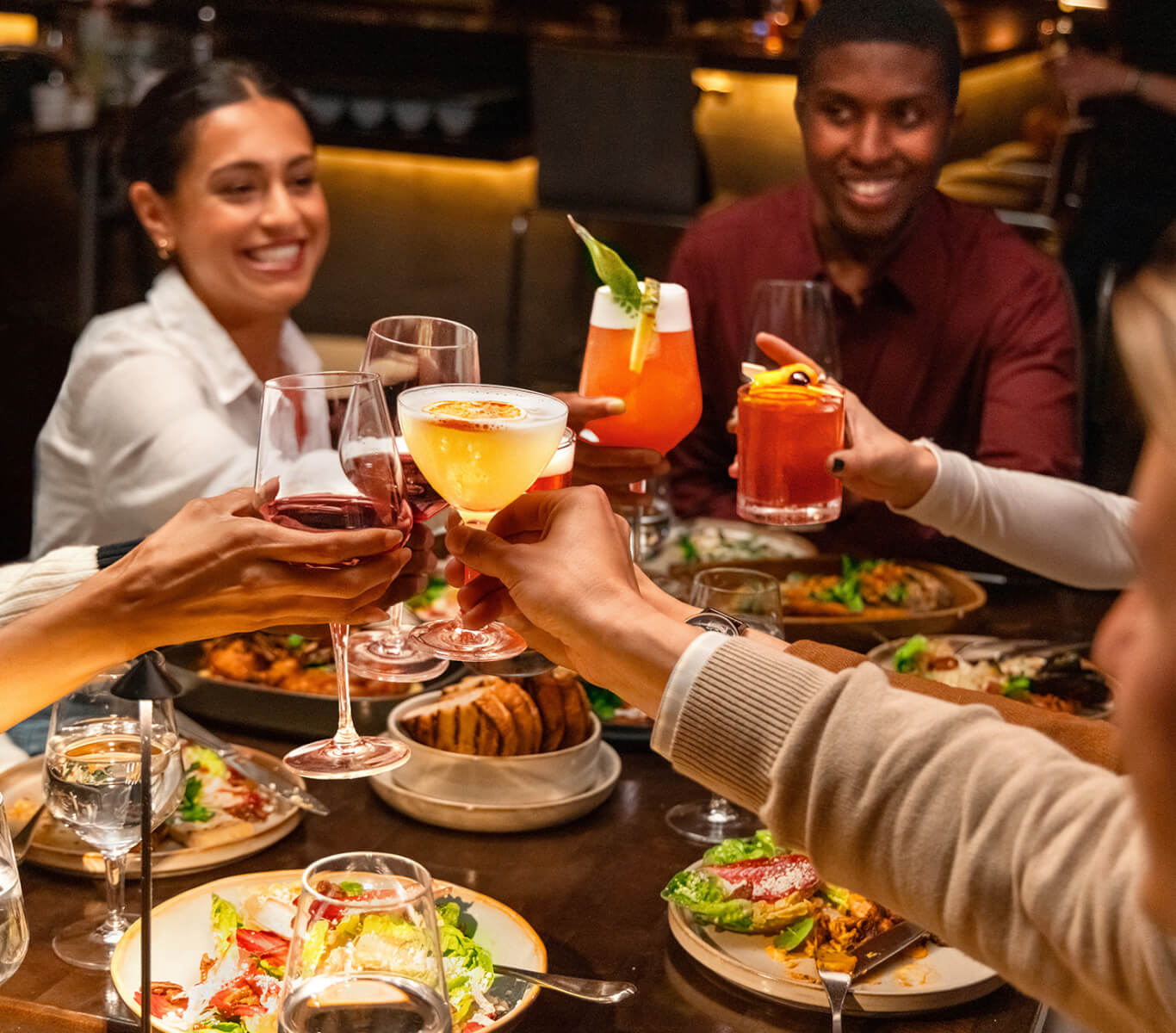 Amis partageant des cocktails dans un espace de restauration