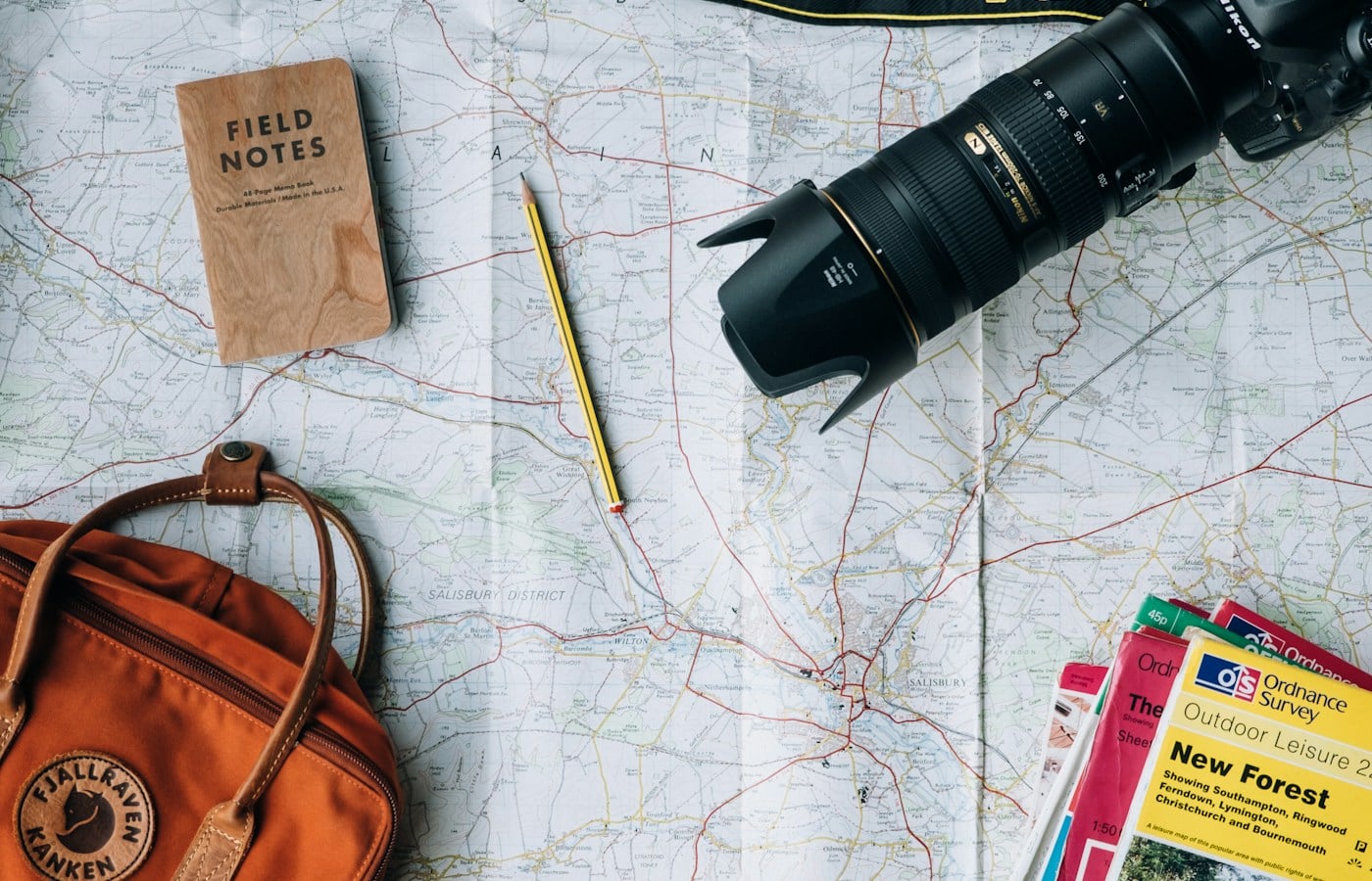 Objetos de viaje sobre un mapa