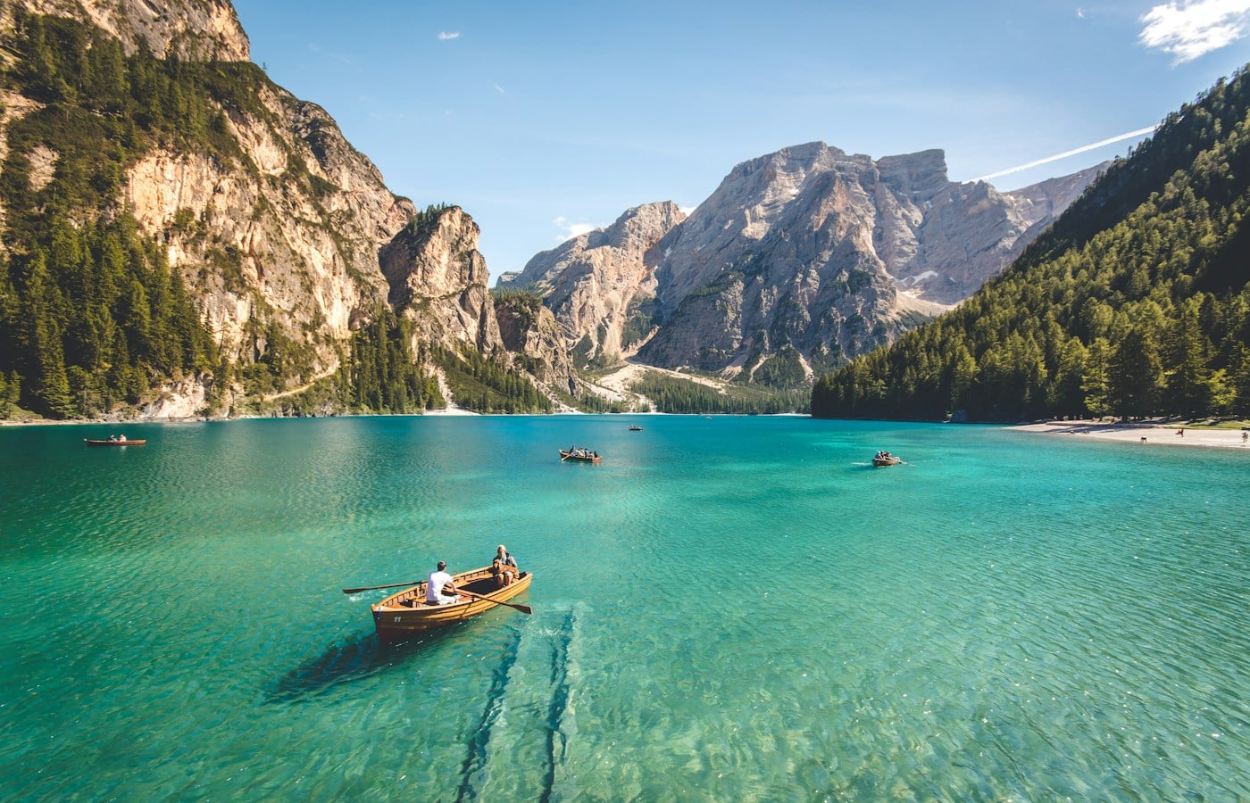 Montañas y lago vistos como paisaje de destino