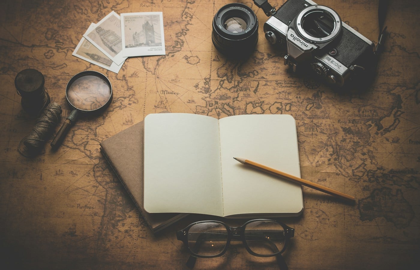 Documentos y objetos para preparar un viaje