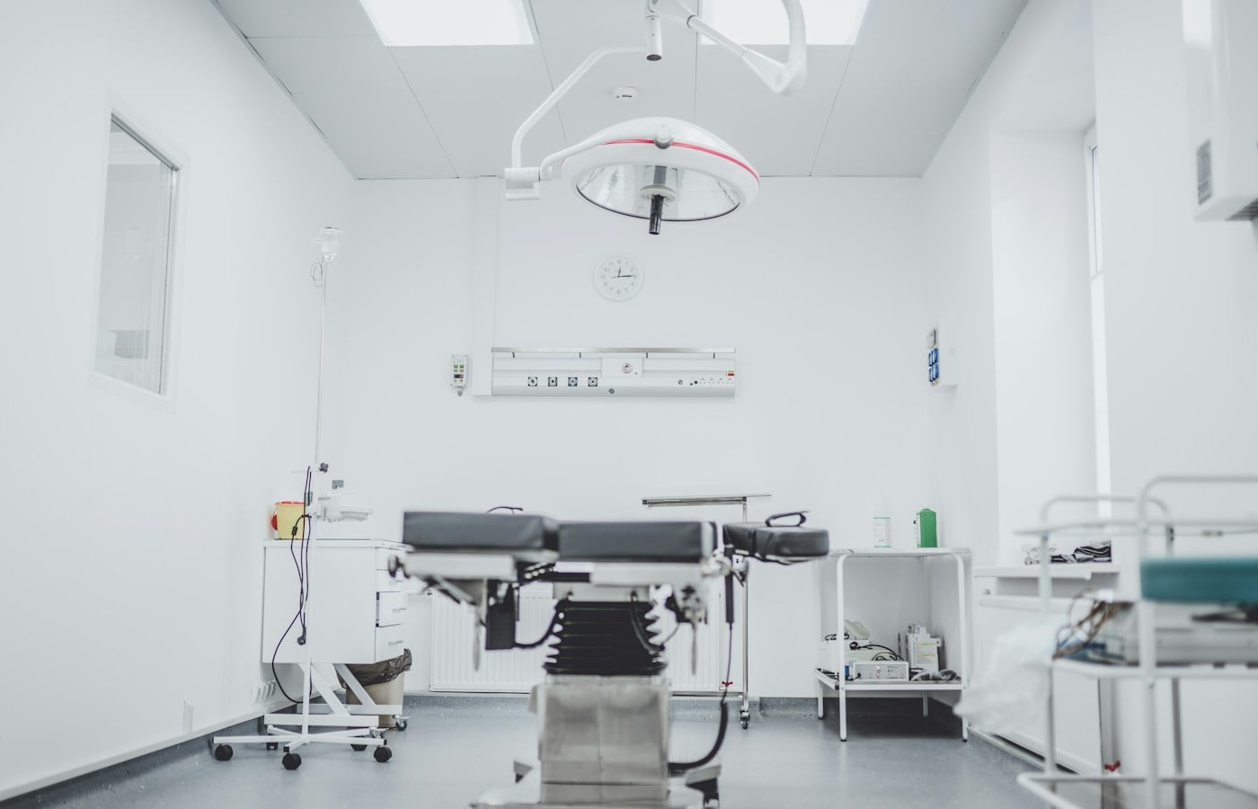 Sala de consulta médica preparada para atender a un paciente